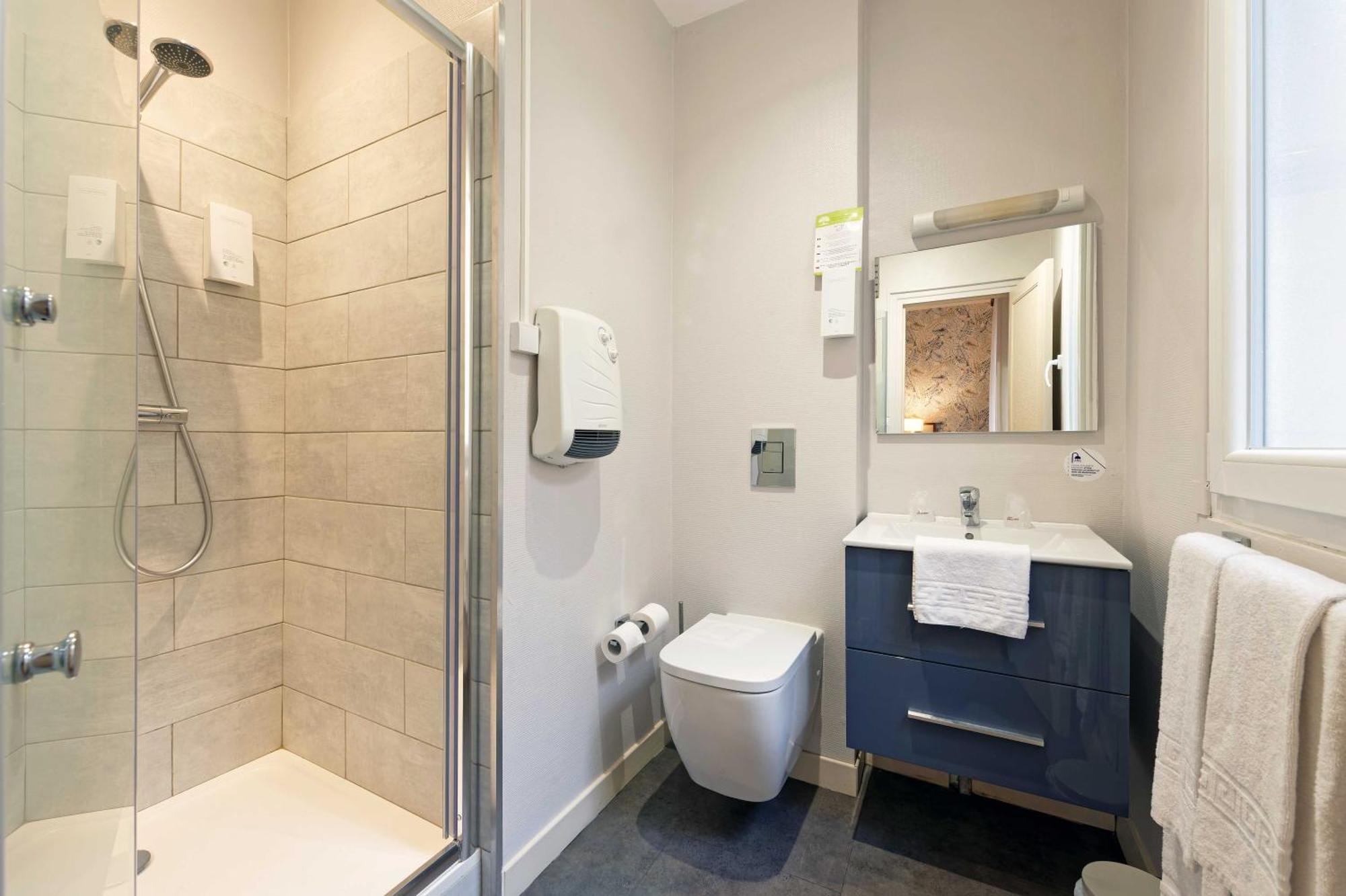 Contact Hotel Du Commerce Et Son Restaurant Cote A Cote Autun Zimmer foto