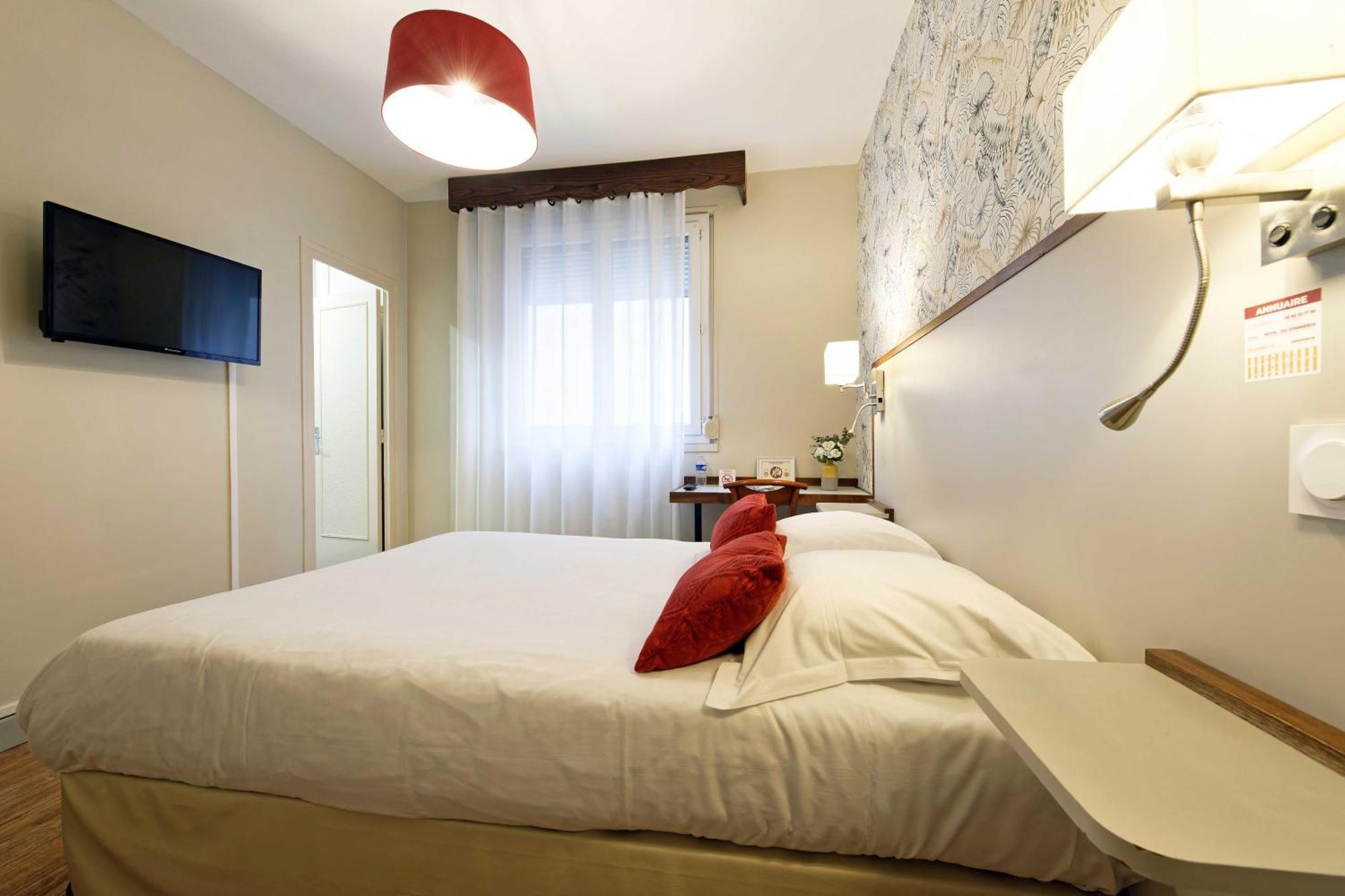 Contact Hotel Du Commerce Et Son Restaurant Cote A Cote Autun Zimmer foto