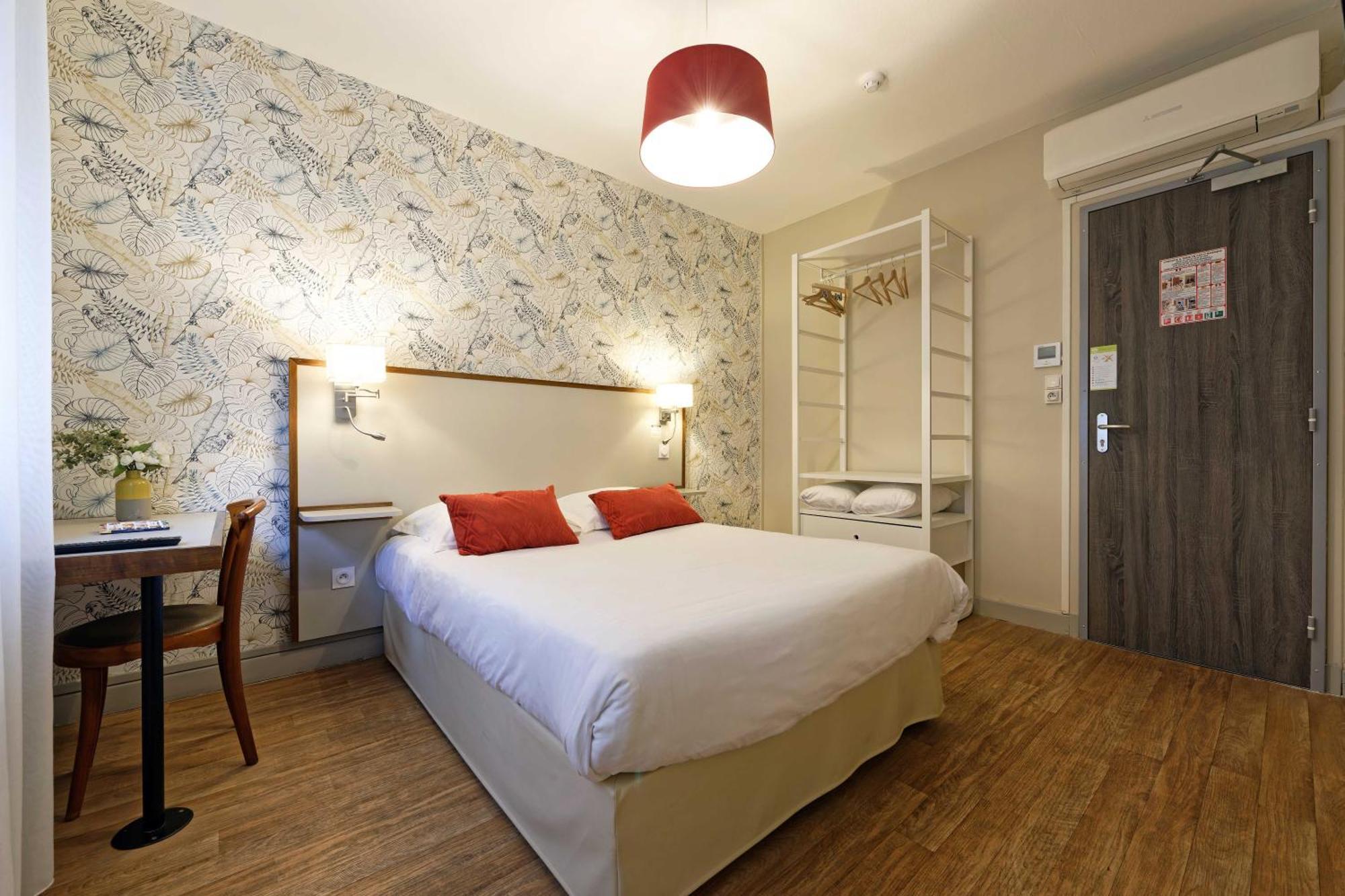 Contact Hotel Du Commerce Et Son Restaurant Cote A Cote Autun Zimmer foto