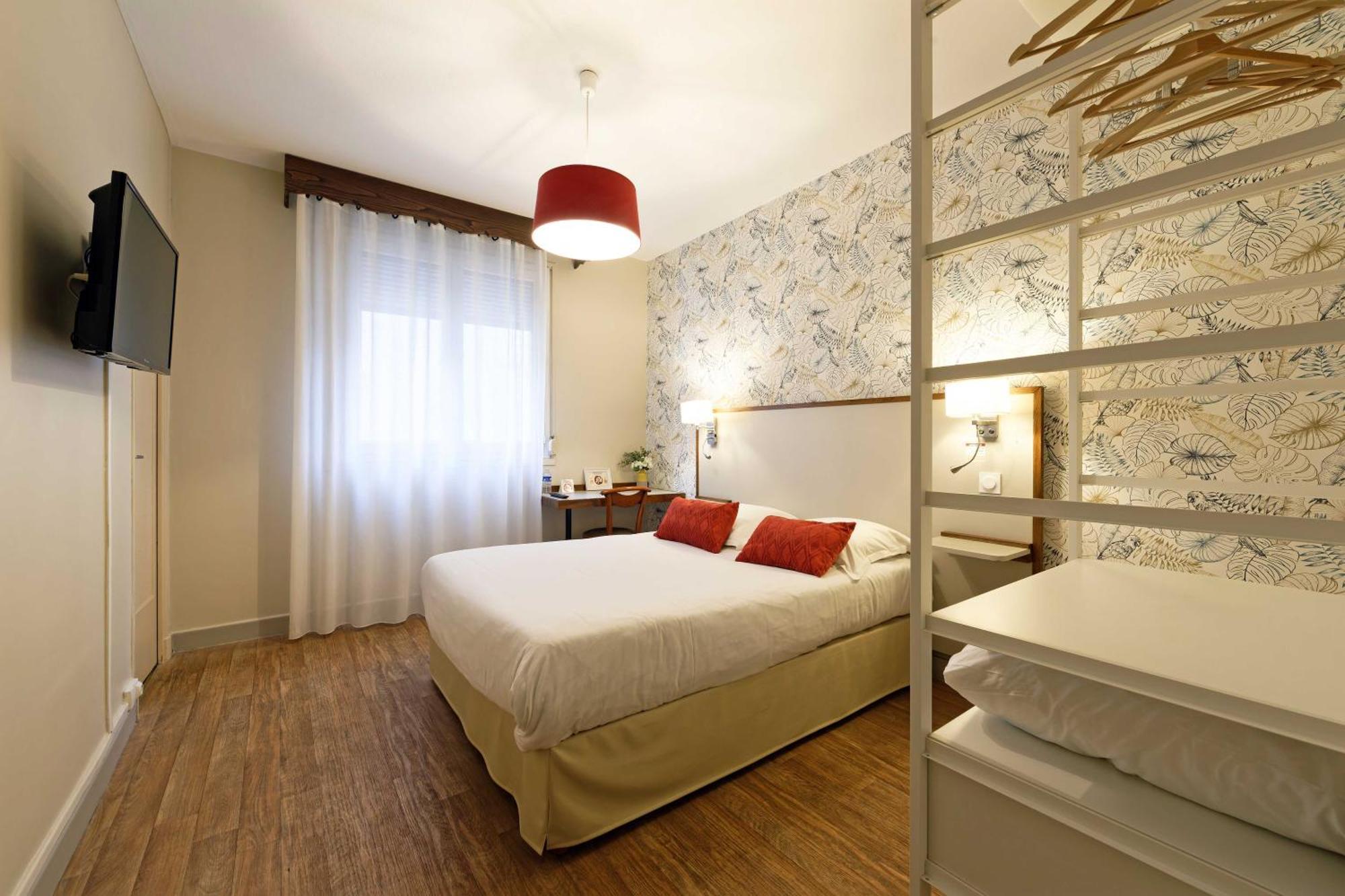 Contact Hotel Du Commerce Et Son Restaurant Cote A Cote Autun Zimmer foto