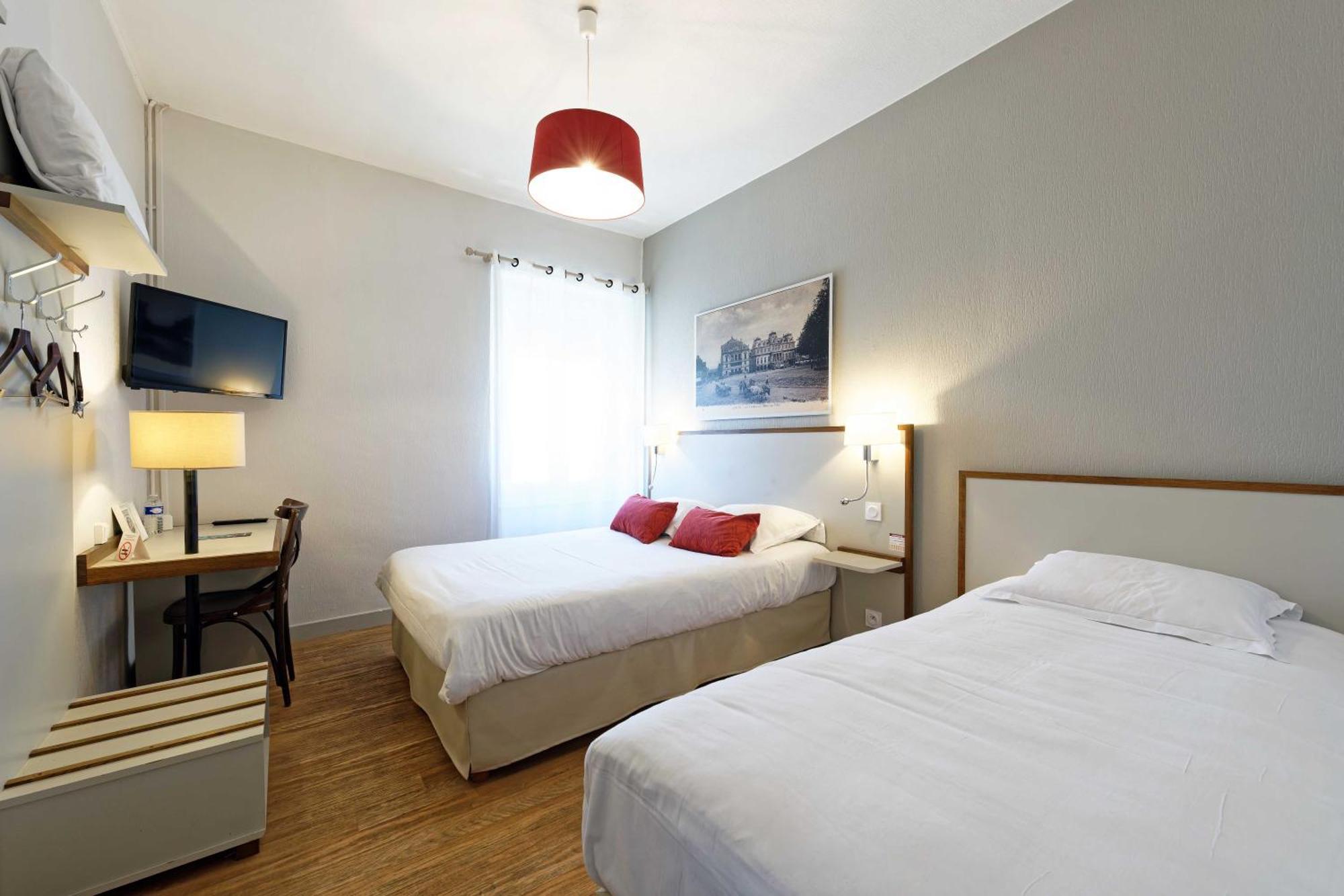 Contact Hotel Du Commerce Et Son Restaurant Cote A Cote Autun Zimmer foto