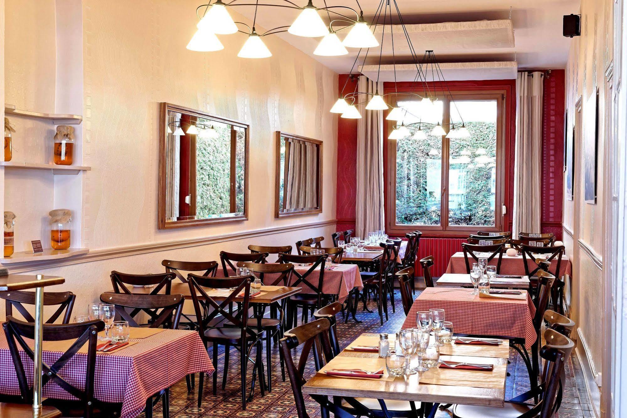 Contact Hotel Du Commerce Et Son Restaurant Cote A Cote Autun Exterior foto